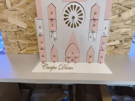 Calendrier de l'Avent géant aux couleurs de la marque