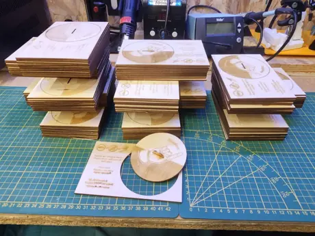 120 cartes toupies gravées au laser