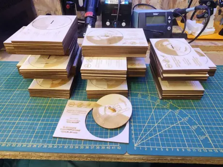 120 cartes toupies gravées au laser