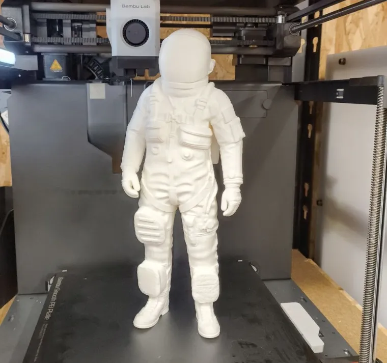Two-part mini astronaut: a gift printed with precision