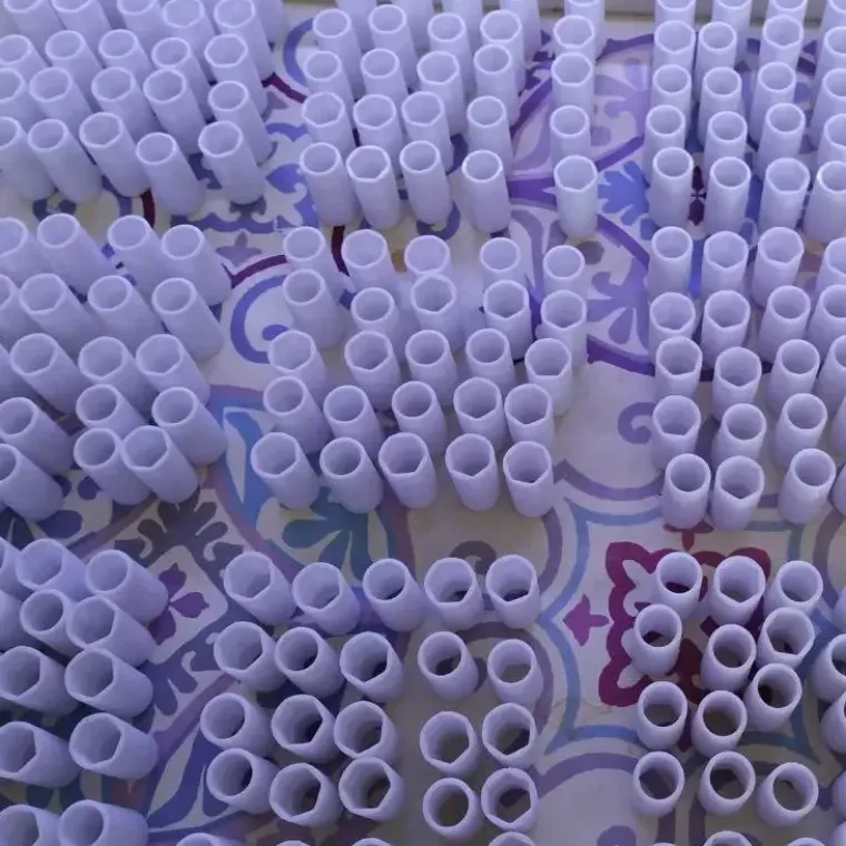 500 furniture-leg caps delivered under urgency
