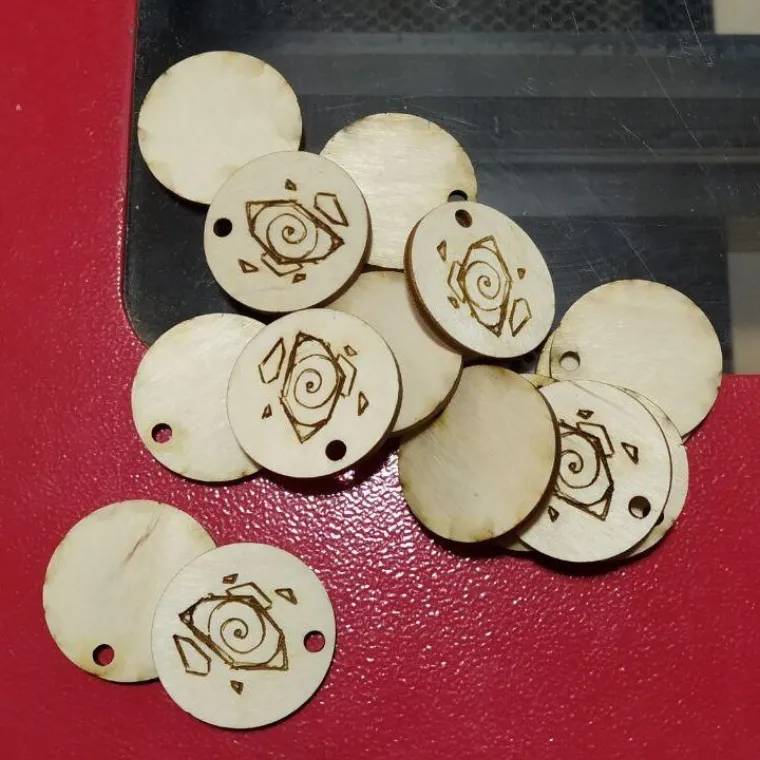 Plywood keyring: an artist's identity engraved with precision