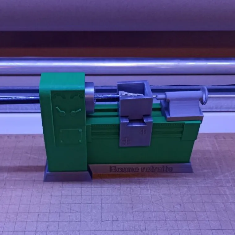 Lathe-style pencil-sharpener holder: a technical nod for a retirement